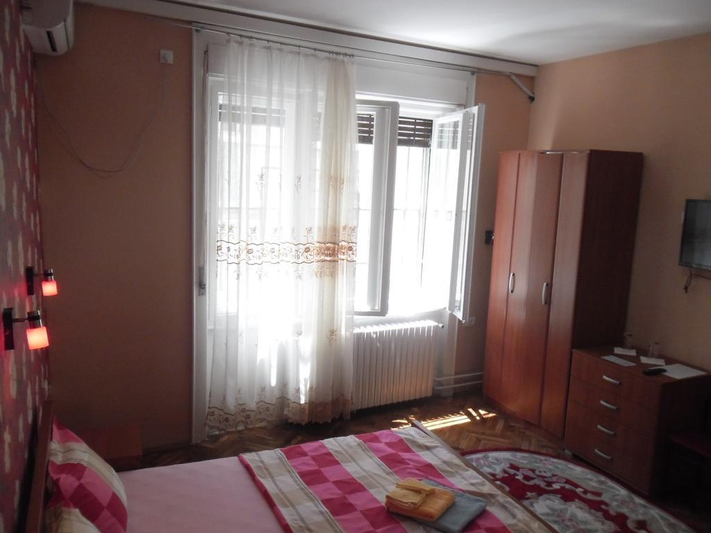 نوفي ساد Family Top Rooms Bela Lada Sobe الغرفة الصورة