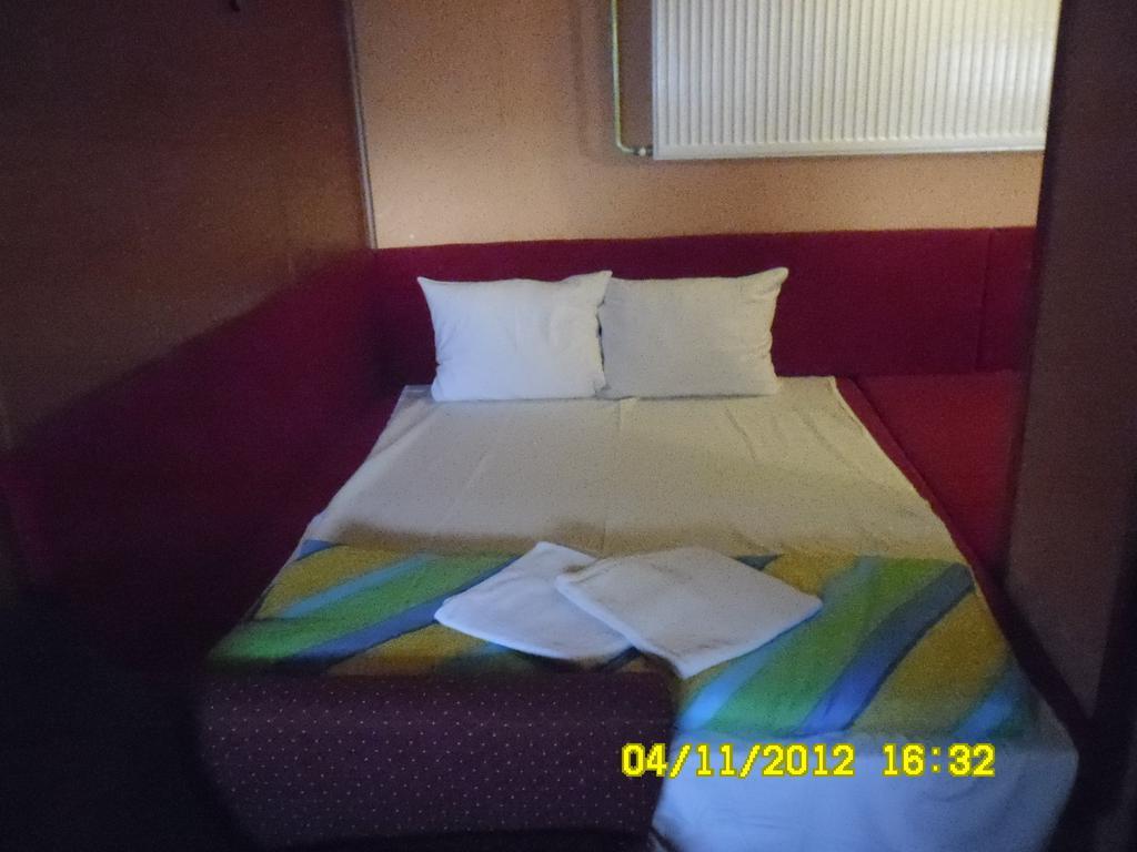 نوفي ساد Family Top Rooms Bela Lada Sobe الغرفة الصورة