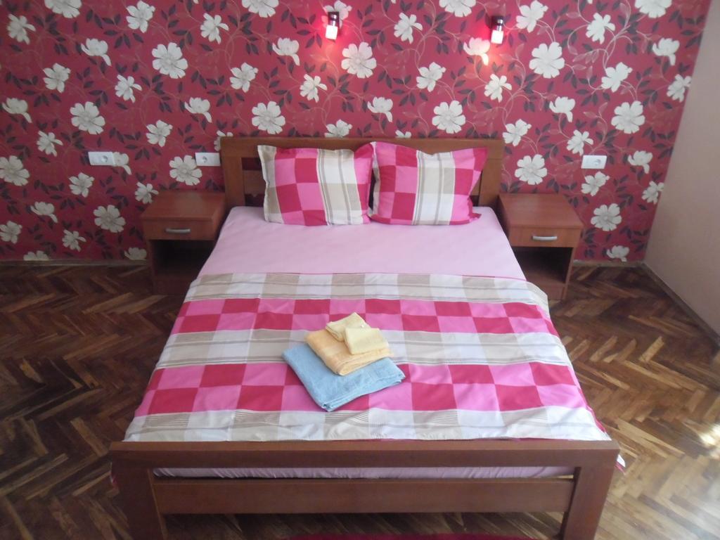 نوفي ساد Family Top Rooms Bela Lada Sobe الغرفة الصورة