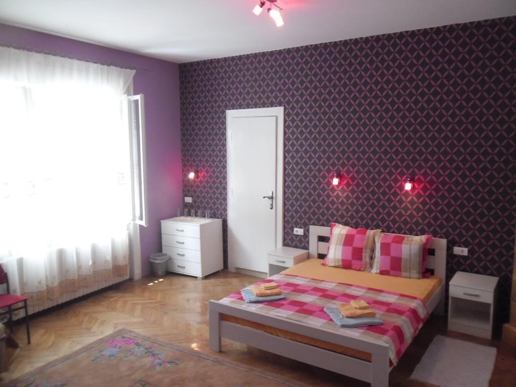 نوفي ساد Family Top Rooms Bela Lada Sobe المظهر الخارجي الصورة